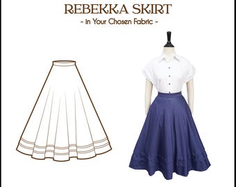 Puede incluir: Falda Rebekka azul marino en maniquí, con blusa blanca. La imagen también presenta un dibujo lineal de la falda. El texto dice: "Falda Rebekka a medida - En tu tejido elegido - Brill Ladies."