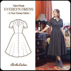 Può includere: Un abito bianco con bottoni e maniche corte. L'abito ha una gonna ampia ed è mostrato su uno sfondo bianco con il testo "Tailor-Made EVERLYN DRESS - In Your Chosen Fabric - Brilli Ladies".