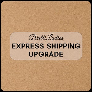 Könnte beinhalten: Ein brauner Kartonhintergrund mit einem weißen Etikett, auf dem "Brilli Ladies EXPRESS SHIPPING UPGRADE" steht.