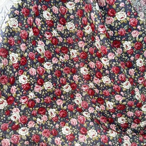 Tecido HT-“Rosas da Meia-Noite” – Estampa floral vintage romântica, ideal para confecção de roupas.