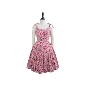 VESTIDO DYLIS em Tecido &quot;Pink Roses Garden&quot; | vestido floral de algodão, feito sob medida, vestido retrô vintage dos anos 50, vestido brilhante, vestido pinup dos anos 50