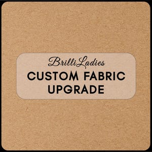 Könnte beinhalten: Ein brauner Papierhintergrund mit einem weißen Rechteck mit dem Text "Brilli Ladies CUSTOM FABRIC UPGRADE" in Schwarz.