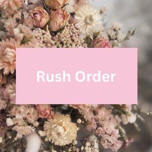 Könnte beinhalten: Ein Strauß aus Trockenblumen in den Farben Hellrosa, Creme und gedecktem Beige, bestehend aus Rosen, Schleierkraut und verschiedenen Wildblumen. Ein hellrosa Rechteck liegt mittig über den Blumen mit dem weißen Text Rush Order.