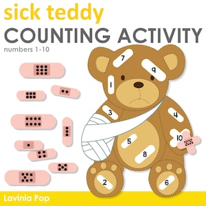 Può includere: Un orsacchiotto di peluche marrone con una benda bianca sul braccio. L'orso ha dieci cerotti rosa con punti neri, numerati da 1 a 10. L'immagine è intitolata "sick teddy counting activity numbers 1-10".