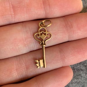 Vintage 10k yellow gold key pendant charm