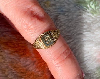 Antique 10k gold baby midi signet ring “R” initial