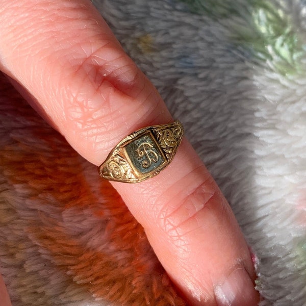 Antique 10k gold baby midi signet ring “R” initial