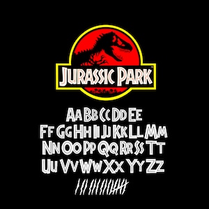 Pode incluir: Um gráfico preto e branco do logotipo do Jurassic Park com um esqueleto de dinossauro dentro de um círculo vermelho com contorno amarelo. Abaixo do logotipo há um alfabeto em fonte branca com as letras A a Z em maiúsculas. A fonte é estilizada com um contorno duplo. Abaixo do alfabeto há uma linha de marcas de garras pretas.