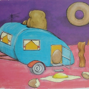 Op de afbeelding: Een blauwe camper met een snee brood op het dak, een gebakken ei, spek en een groot ei in de deuropening. De camper staat op een roze oppervlak met een paarse achtergrond.