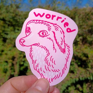 Poppy de bezorgde hond waterdichte vinyl sticker, roze grappige zachte pup sticker, geïllustreerd angstige pluizige langharige hond, fles laptop fiets