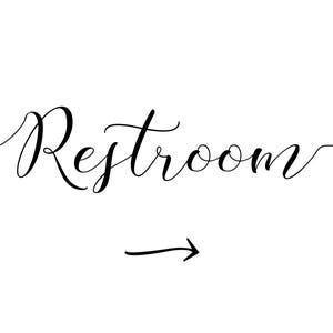 Könnte beinhalten: Ein schwarz-weißes Kalligraphie-Schild mit der Aufschrift "Toilette" und einem Pfeil, der nach rechts zeigt.