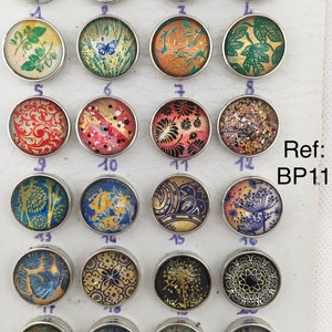 A button (of your choice on this board) to clip onto a jewel with interchangeable snaps (ref: BP11)