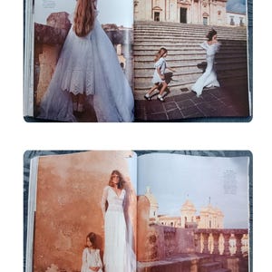 Puede incluir: Una revista de moda con vestidos blancos para mujeres y ni&ntilde;os. Una imagen muestra a una mujer con un vestido largo con un ni&ntilde;o, y otra muestra a una mujer y un ni&ntilde;o caminando cerca de un edificio con escaleras.