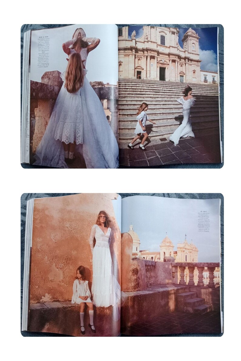 Puede incluir: Una revista de moda con vestidos blancos para mujeres y ni&ntilde;os. Una imagen muestra a una mujer con un vestido largo con un ni&ntilde;o, y otra muestra a una mujer y un ni&ntilde;o caminando cerca de un edificio con escaleras.