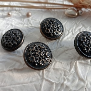 Lot of 4 vintage haute couture buttons in aged metal, embossed, metal button, designer button, haute couture button, 24 mm (0.9&quot;).