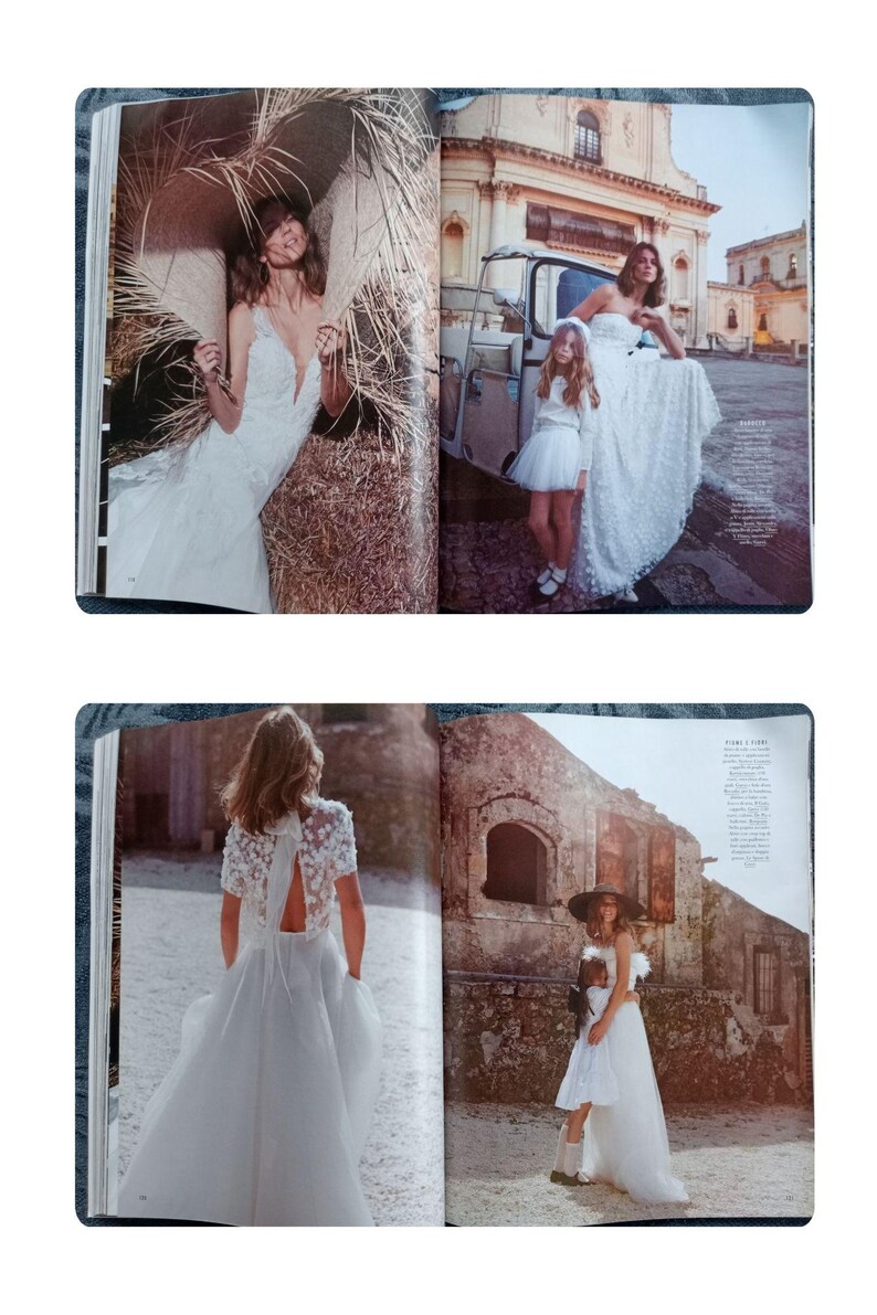 Puede incluir: Una p&aacute;gina de revista con varias im&aacute;genes de vestidos de novia blancos. Una imagen muestra a una novia con un vestido con cuello en V y una larga cola. Otra muestra a una novia y un ni&ntilde;o con vestidos blancos. El escenario parece ser al aire libre.