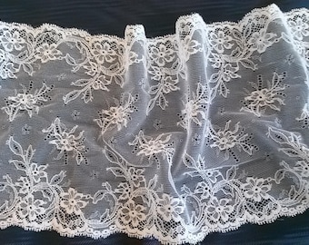 Dentelle ancienne entre deux - Un grand marché