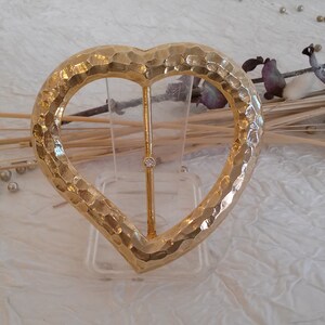 Boucle de ceinture haute couture en métal doré et swarovski, forme de cœur, grands dimensions, boucle de ceinture pour femme, 9,5 x 9,5 cm. image 3