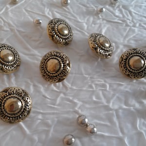 Lot of 3 vintage haute couture buttons in aged gold metal, embossed, gold metal button, designer button, haute couture button, 18 mm (0.7&quot;)