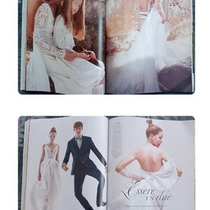 Puede incluir: Una revista de moda nupcial. La imagen superior muestra a dos mujeres con vestidos blancos, uno con mangas de encaje. La imagen inferior muestra a un hombre con un traje azul marino y una mujer con un vestido blanco, y otra mujer con un vestido blanco con un gran lazo.