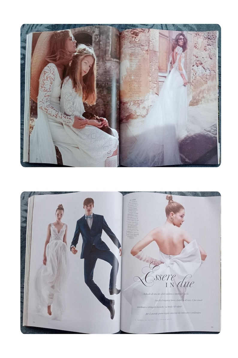 Puede incluir: Una revista de moda nupcial. La imagen superior muestra a dos mujeres con vestidos blancos, uno con mangas de encaje. La imagen inferior muestra a un hombre con un traje azul marino y una mujer con un vestido blanco, y otra mujer con un vestido blanco con un gran lazo.