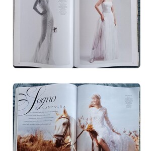 Puede incluir: Una revista de moda con moda nupcial. Dos modelos lucen vestidos de novia blancos. Uno es un vestido ajustado y con cuentas, y el otro es un vestido sin tirantes con una falda fluida. La segunda p&aacute;gina muestra a una novia a caballo con un vestido de encaje.
