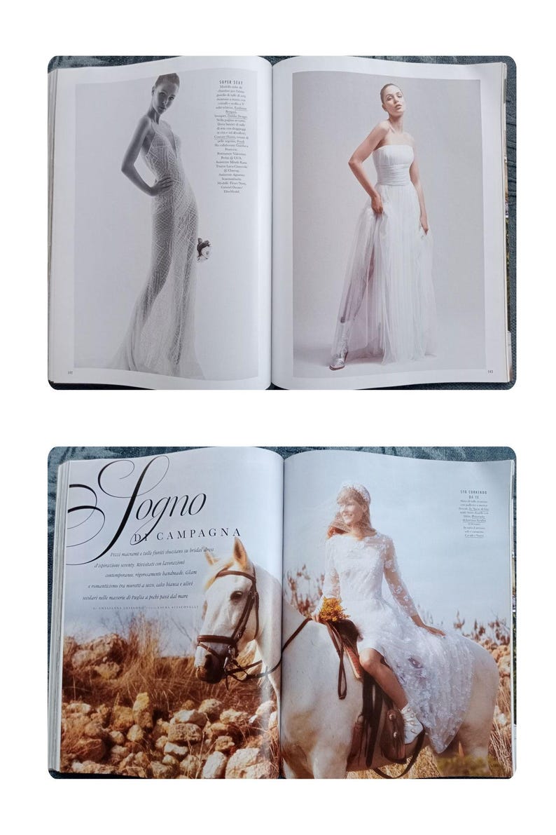 Puede incluir: Una revista de moda con moda nupcial. Dos modelos lucen vestidos de novia blancos. Uno es un vestido ajustado y con cuentas, y el otro es un vestido sin tirantes con una falda fluida. La segunda p&aacute;gina muestra a una novia a caballo con un vestido de encaje.
