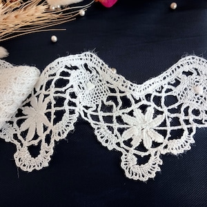 Bobbin lace, vintage French lace, fine bobbin lace in white cotton, width 12 cm (4.7&quot;), piece of 4.70 m (4.3 yd).