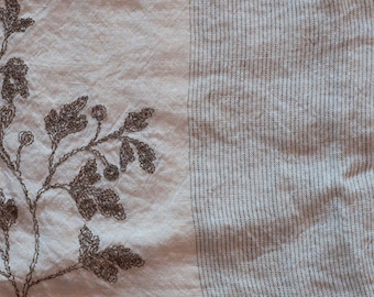 off white 100% linen fabric, alternating Pinstripe and floral embroidery of Provençal inspiration in bistre. Width 310