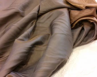 Satin double face irisé beige/châtaigne, satin haute couture, satin en rayonne/viscose irisé châtaigne, laize 160 cm (1,75 yd).