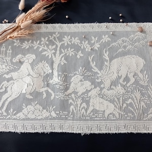 Antiek stuk gebroken wit katoenen kant met een figuratieve pastorale scène, vintage decoratief kant geschikt om in te lijsten, 42 x 27 cm, 16,5" x 10,6"