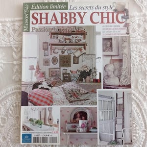 Può includere: Una rivista Maison Chic intitolata Shabby Chic con il sottotitolo Les secrets du style. La copertina presenta diverse fotografie di design d'interni, tra cui una camera da letto con biancheria floreale, uno scaffale con ceramiche e una scala in legno.