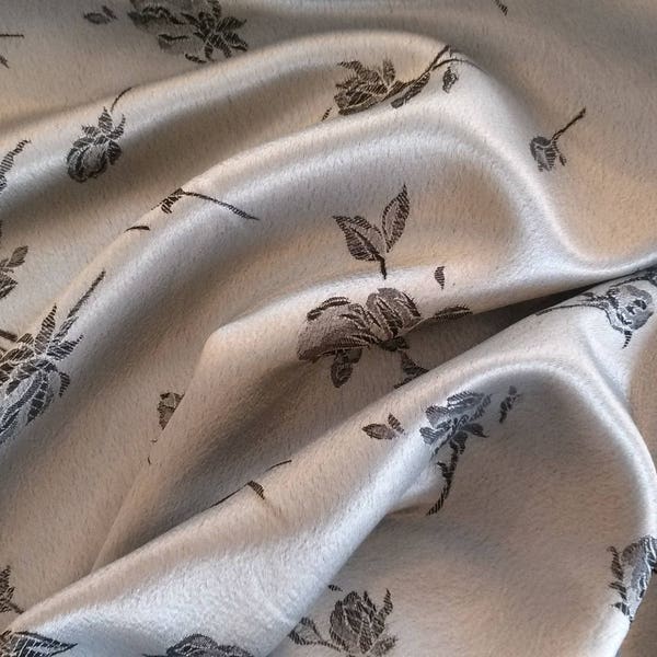 Tissu habillement, satin polyester jacquard à motifs florales,  satin en jacquard haute couture argenté et noir, laize 150 cm (1,64 yd).