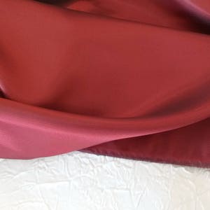 Sergé/twill double face en rayonne viscose irisé rouge/noir, haute couture, laize 158 cm 1,73 yd image 1