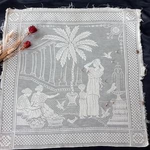 オフホワイトのコットン レース パネル 54 x 54 cm (21.3 x 21.3 インチ)、アップリケや額装用のアンティーク テキスタイル ピース、クラシックなシーン。