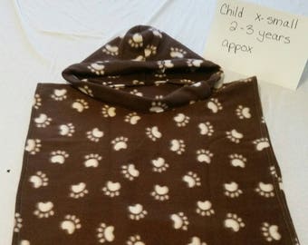 Paw prints polarfleece poncho x-small