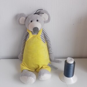 Peluche souris en salopette jaune brodé avec prénom image 6