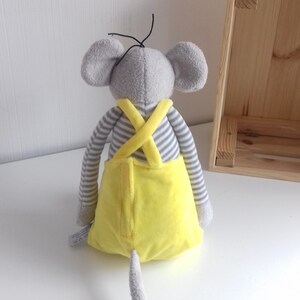 Peluche souris en salopette jaune brodé avec prénom image 3