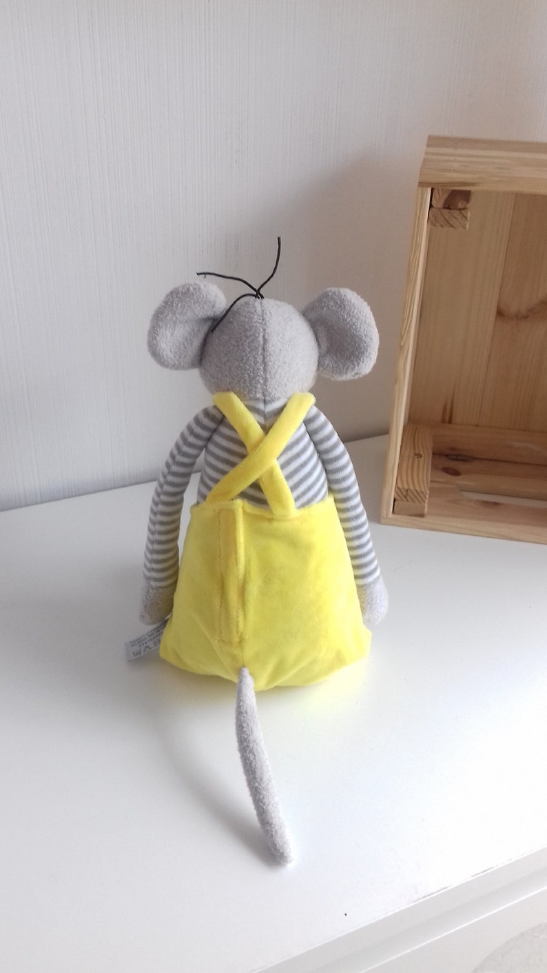 Peluche souris en salopette jaune brodé avec prénom image 3