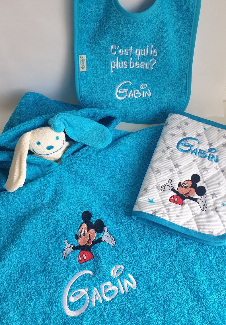 Coffret naissance: poncho de bain, bavoir, doudou et carnet de santé brodés avec prénom et image au choix Disney, animal, sport image 1