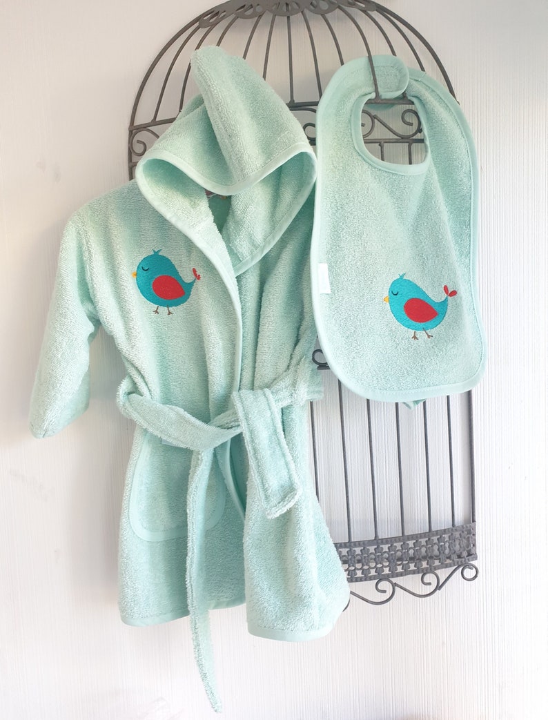 Small bathrobe and bib set, embroidered with first name and image of your choice Disney, animals, sports, etc. image 2