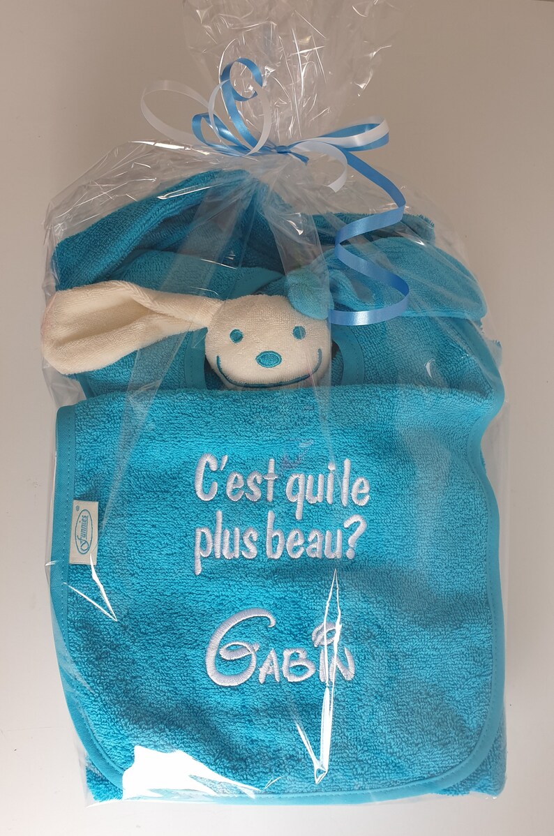 Coffret naissance: poncho de bain, bavoir, doudou et carnet de santé brodés avec prénom et image au choix Disney, animal, sport image 6