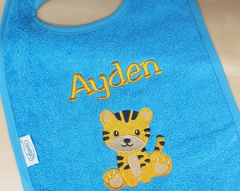 Embroidered scratch bib with baby/child's first name and customizable image (Disney, Mickey, Minnie, animals, sport, etc.)