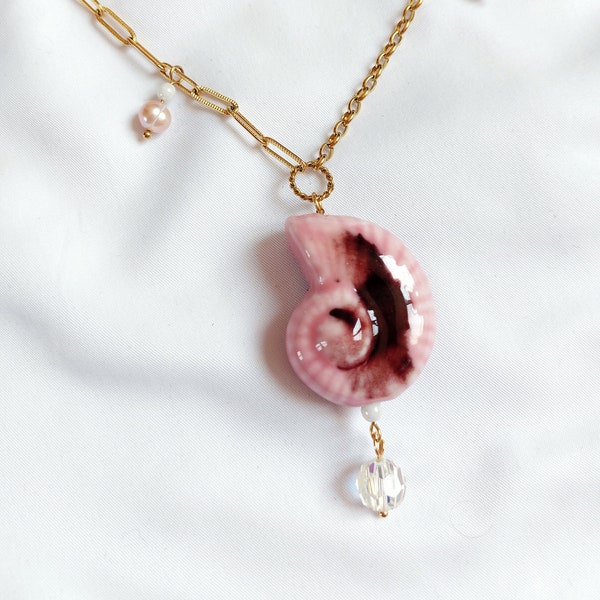 Collier upcyclé "dead men" vintage collection sirènes princesses des caraïbes coquillage shell escargot rose et perles asymétrique