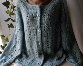 Handgestrickte Button-Down-Strickjacke für Damen. Durchbrochener Damen-Spitzenpullover. Blaue, mintfarbene Pailletten-Tunika mit Pailletten. Langarm-Jacke aus weichem Mohair