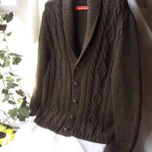 Cárdigan de cuello chal tejido a mano para hombre, chaqueta de manga larga con cuello en V y botones, suéter de lana Aran, jersey de talla extra grande, regalo para el Día del Padre