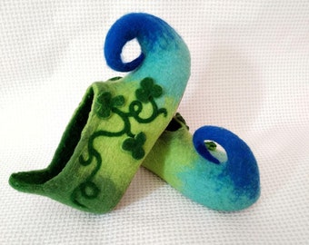 Fairy shoes, green shoes, felted home slippers, Custom colors , christmas elf curly toes in green, gnome shoes Elf shoes,