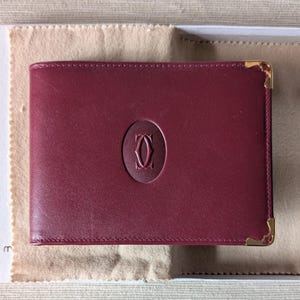 Può includere: Una tazza di ceramica bianca con manico nero e la scritta "But First, Coffee" in grassetto nero. La tazza è posta su uno sfondo sfocato, che suggerisce un'atmosfera accogliente.