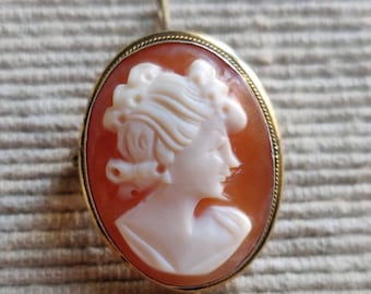 Spilla antica in argento placcata oro, con cameo di pasta vitrea