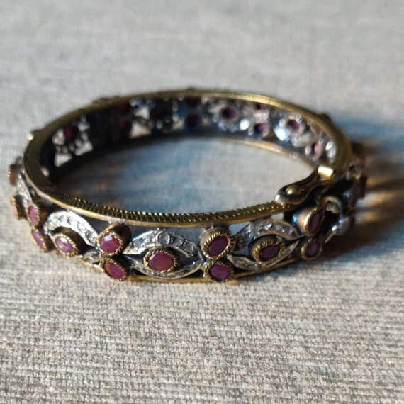 Bracciale a cerchio in argento, ottone e con radici di rubino
